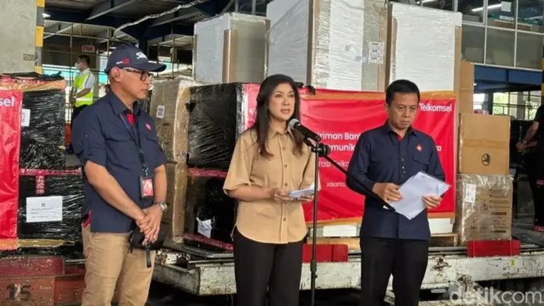 Komdigi dan Telkomsel Percepat Pemulihan Jaringan Aceh, Kirim 100 Genset dan 500 HP ke Tiga Kabupaten Terdampak Bencana Komdigi dan Telkomsel Percepat Pemulihan Jaringan Aceh, Kirim 100 Genset dan 500 HP ke Tiga Kabupaten Terdampak Bencana