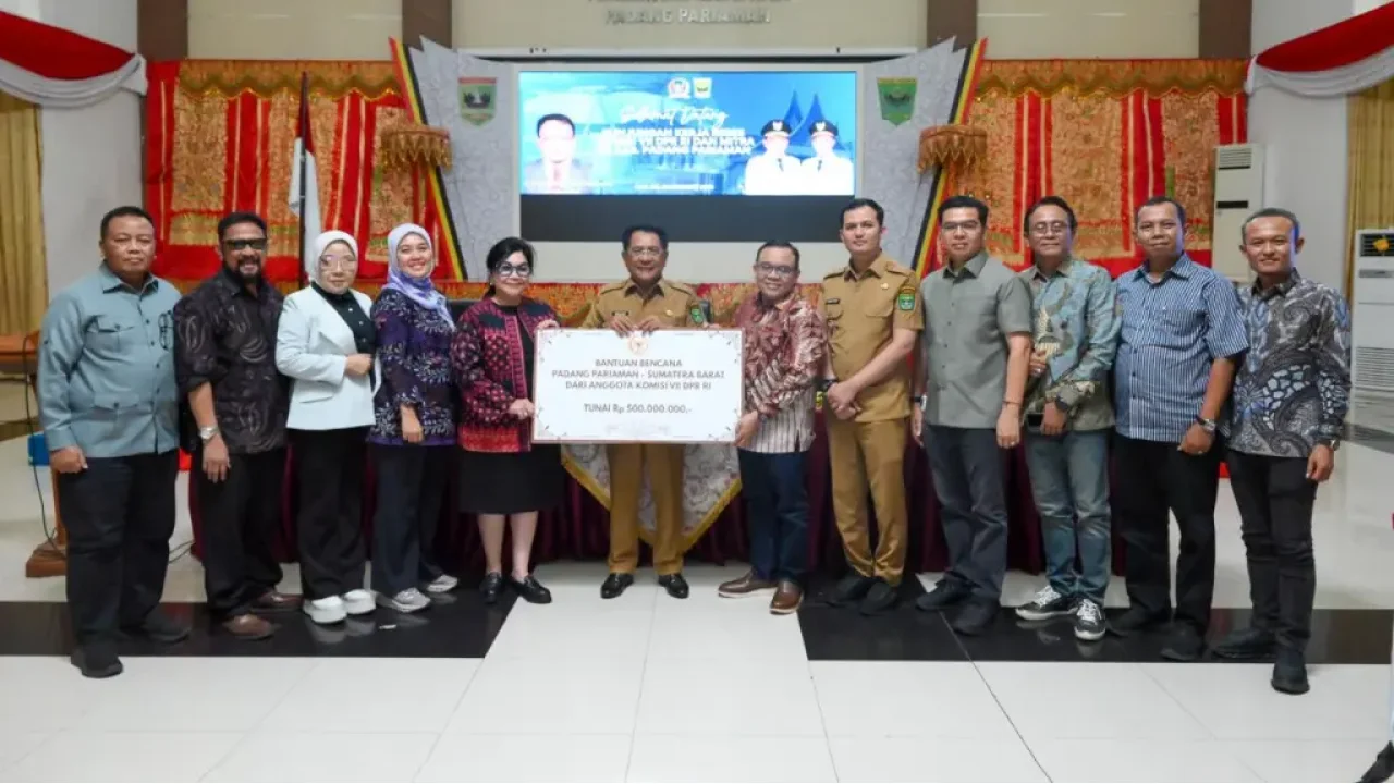 Komisi VII DPR RI Gelontorkan Rp500 Juta untuk UMKM Korban Bencana di Padang Pariaman