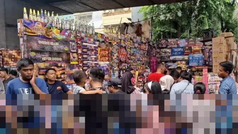 Kontras Jelang Tahun Baru: Pasar Asemka Ramai di Depan, Pedagang Kembang Api Justru Mengeluh Sepi Kontras Jelang Tahun Baru: Pasar Asemka Ramai di Depan, Pedagang Kembang Api Justru Mengeluh Sepi