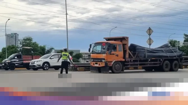 Korlantas Polri Tindak Tegas Truk Sumbu Tiga di Tol Cikampek Selama Libur Nataru