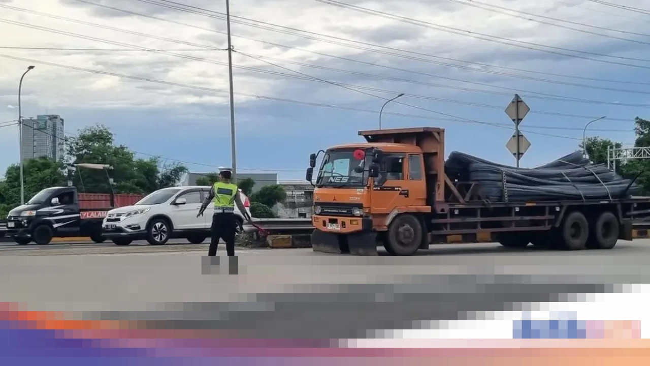 Korlantas Polri Tindak Tegas Truk Sumbu Tiga di Tol Cikampek Selama Libur Nataru