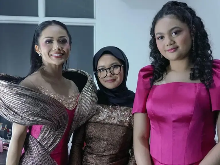 Kris Dayanti Ungkap Kebanggaan Dukung Desainer Muda Nabila Shafia di Panggung GADIS Sampul 2025