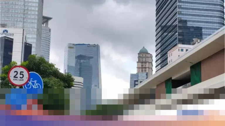 Langit Jakarta Mendung Disertai Gerimis di Penghujung Tahun 2025, Lalin Sudirman Lengang