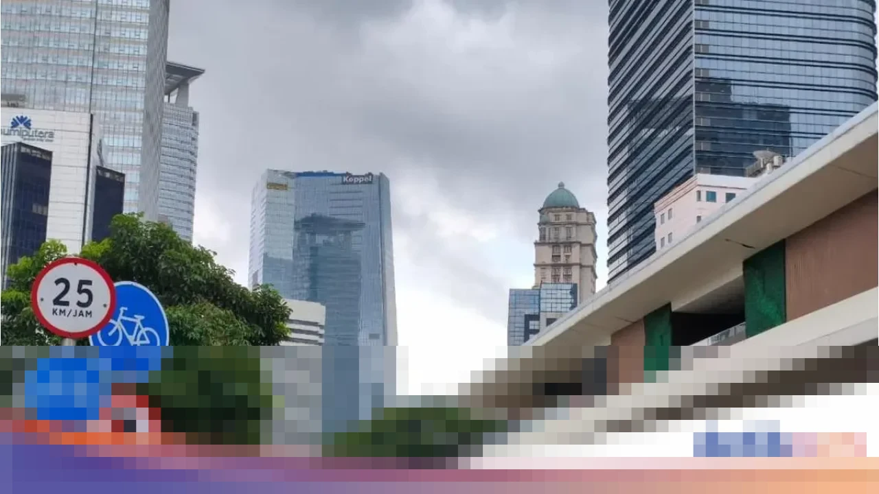 Langit Jakarta Mendung Disertai Gerimis di Penghujung Tahun 2025, Lalin Sudirman Lengang