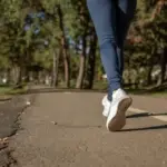 Lari Pagi atau Sore? Membedah Keunggulan dan Tantangan untuk Kebugaran Optimal Tubuh Anda