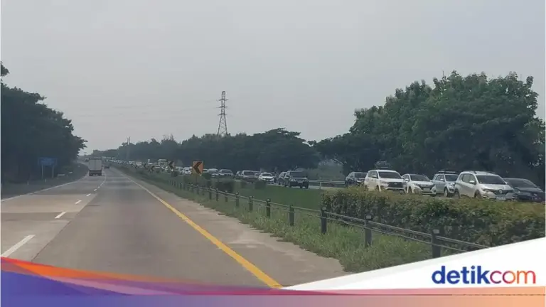 Libur Natal 2025: Tol Cipali Arah Timur Macet Parah, Antrean Kendaraan Capai 8 Kilometer di KM 188