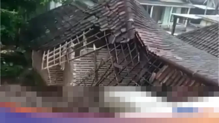 Longsor Terjang TPT di Mojokerto, Satu Rumah Warga Rusak Parah Dihantam Material Lumpur dan Tanah