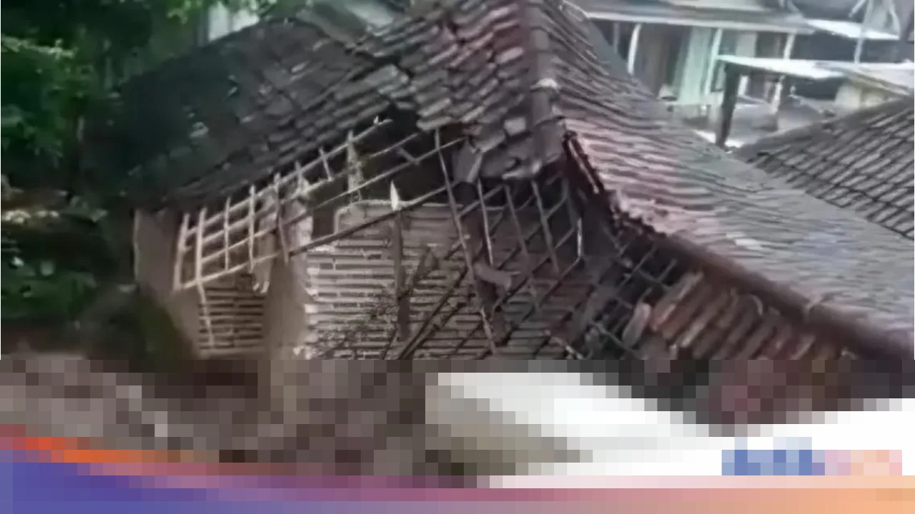 Longsor Terjang TPT di Mojokerto, Satu Rumah Warga Rusak Parah Dihantam Material Lumpur dan Tanah