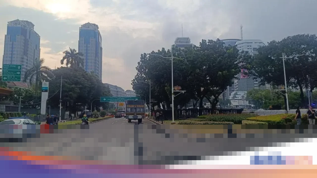 Massa Buruh Bubar, Lalu Lintas Medan Merdeka Selatan Kembali Normal Setelah Demo UMP