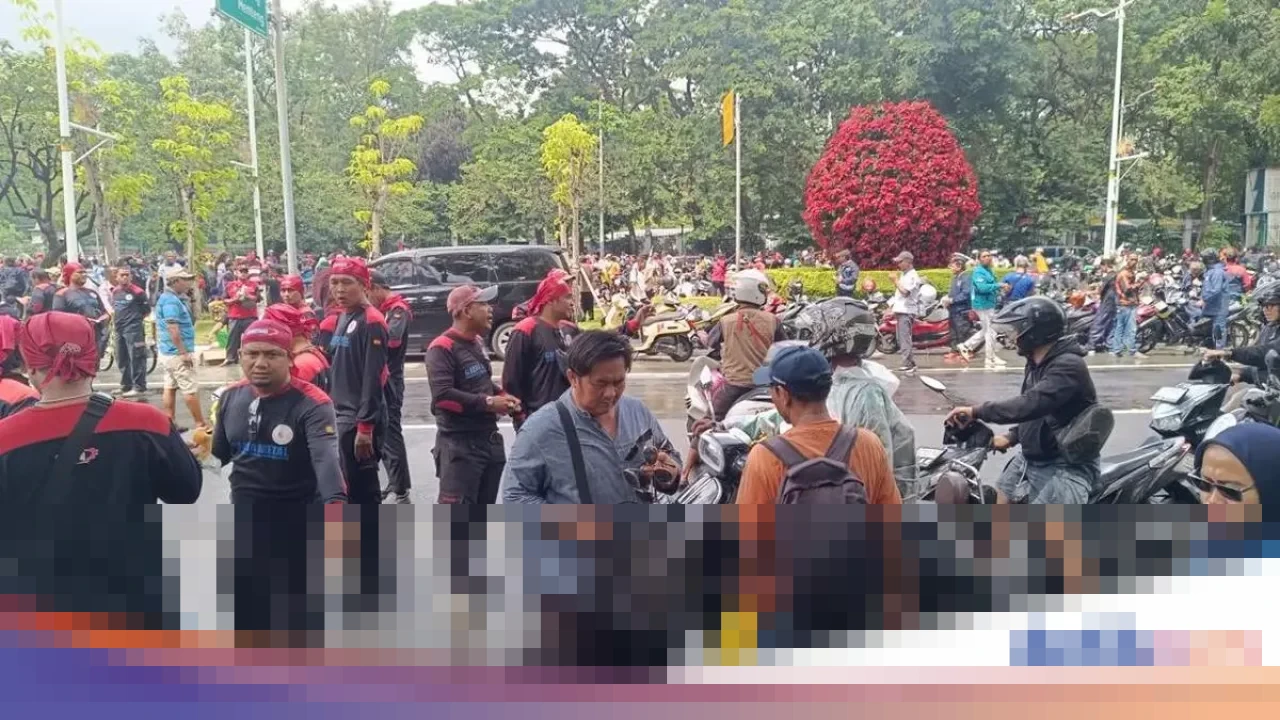 Massa Buruh Padati Jalan Medan Merdeka Selatan, Tuntut Pengembalian Nilai UMSK Jabar 2026