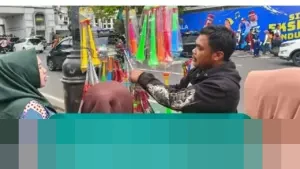 Menanti Berkah Malam Tahun Baru: Kisah Oleh, Penjual Terompet di Jalan Asia-Afrika Bandung