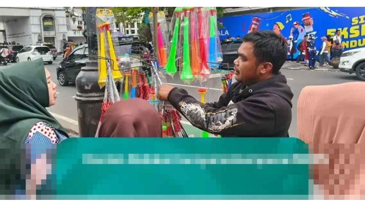 Menanti Berkah Malam Tahun Baru: Kisah Oleh, Penjual Terompet di Jalan Asia-Afrika Bandung Menanti Berkah Malam Tahun Baru: Kisah Oleh, Penjual Terompet di Jalan Asia-Afrika Bandung