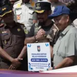 Mendagri Tito Karnavian Salurkan 26.234 Pakaian Bantuan untuk Korban Bencana di Aceh Timur