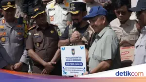 Mendagri Tito Karnavian Salurkan 26.234 Pakaian Bantuan untuk Korban Bencana di Aceh Timur