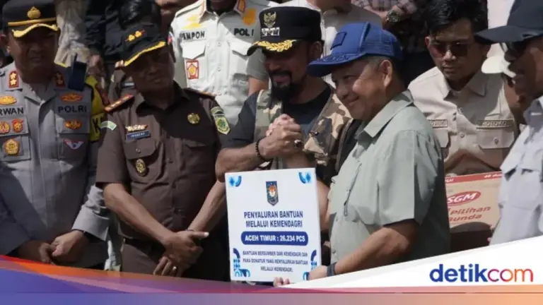 Mendagri Tito Karnavian Salurkan 26.234 Pakaian Bantuan untuk Korban Bencana di Aceh Timur