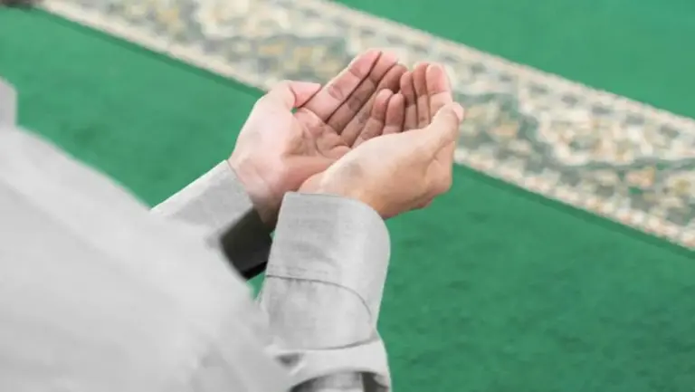 Menjelajahi Ketenangan Batin: Bagaimana Zikir dan Doa Menjadi Penawar Kegelisahan Hidup