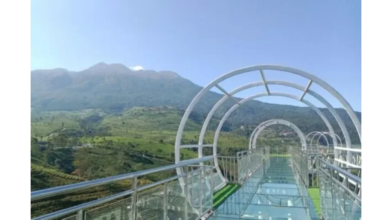 Menjelajahi Ketinggian: Sensasi Adrenalin di Jembatan Kaca Terpanjang Jawa Tengah