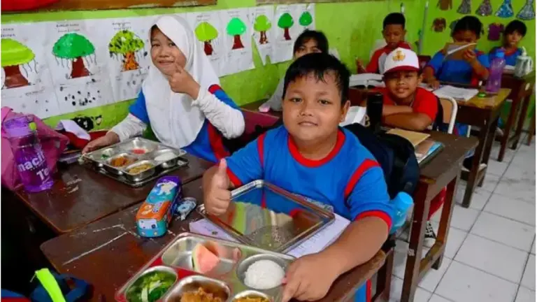 Menkeu Purbaya: “Anggaran Bencana Cukup, Tak Perlu Geser Dana Makan Bergizi Gratis”