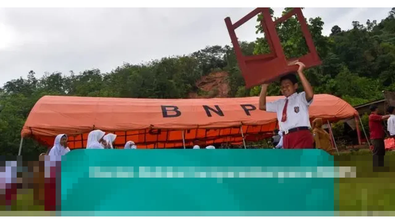 Menko PMK Pratikno Pastikan Puluhan Sekolah di Sumatera Belajar di Tenda Mulai 5 Januari