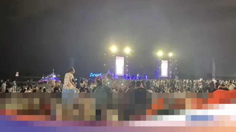 Meski Diguyur Hujan Deras, Ribuan Warga Tetap Antusias Saksikan Konser Dewa di Ancol Sambut Tahun Baru 2026 Meski Diguyur Hujan Deras, Ribuan Warga Tetap Antusias Saksikan Konser Dewa di Ancol Sambut Tahun Baru 2026