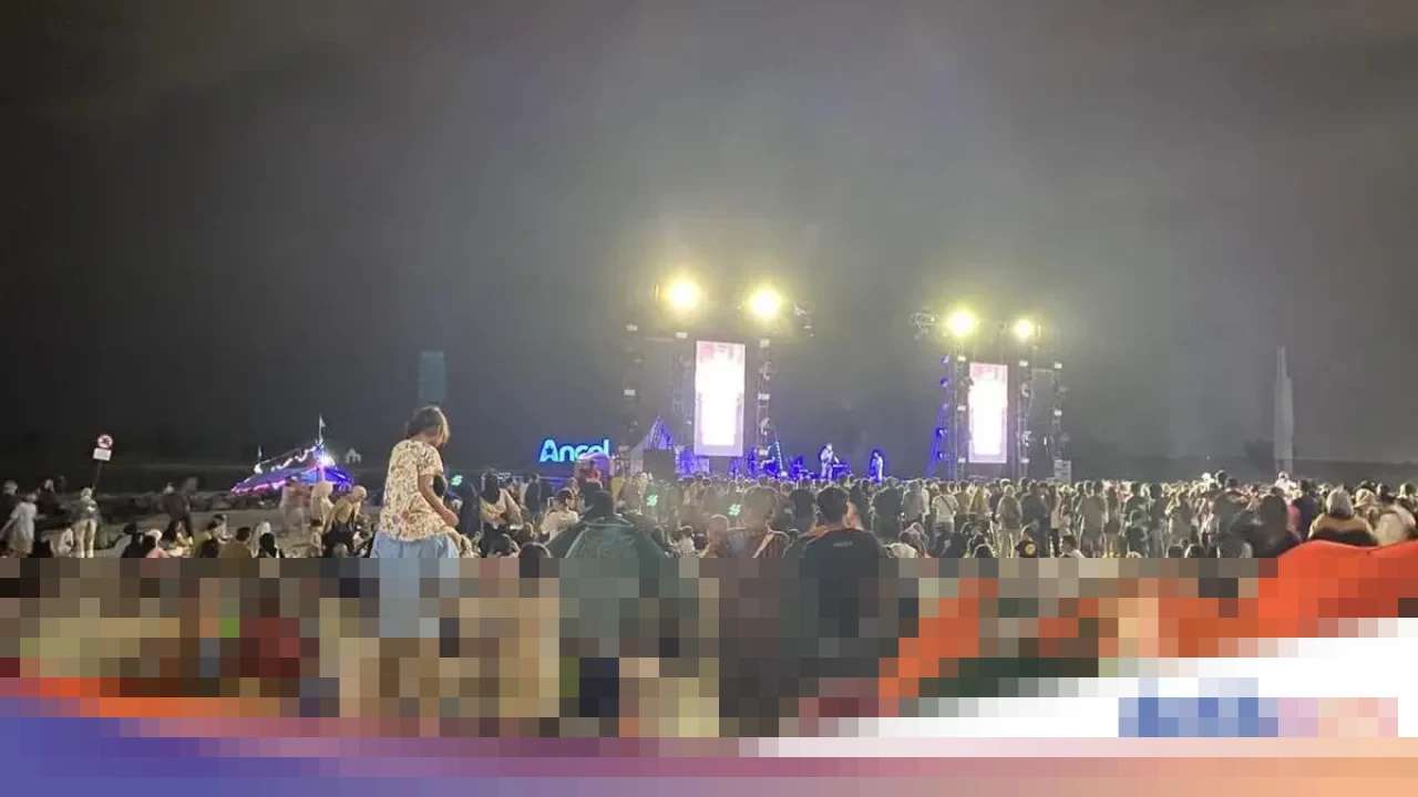 Meski Diguyur Hujan Deras, Ribuan Warga Tetap Antusias Saksikan Konser Dewa di Ancol Sambut Tahun Baru 2026 Meski Diguyur Hujan Deras, Ribuan Warga Tetap Antusias Saksikan Konser Dewa di Ancol Sambut Tahun Baru 2026