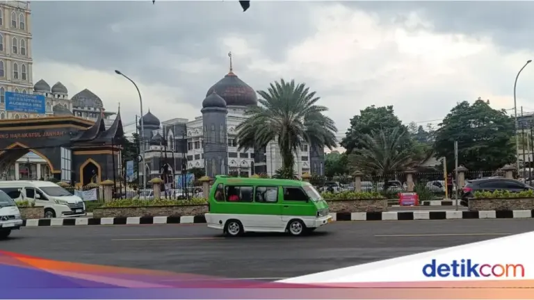 Meski Dilarang, Ratusan Angkot Tetap Beroperasi di Puncak Bogor Saat Libur Natal 2025