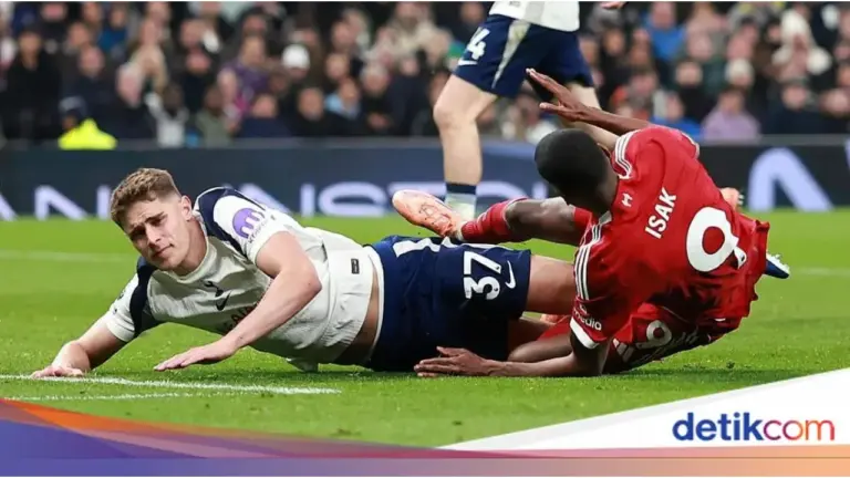 Micky van de Ven Klarifikasi Tekel Alexander Isak: “Saya Tidak Berniat Cederai Dirinya”