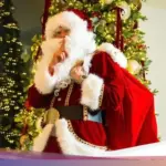 Momen Haru Erling Haaland Jadi Santa Claus, Beri Kado Kalender Man City ke Fans MU Cilik