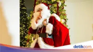Momen Haru Erling Haaland Jadi Santa Claus, Beri Kado Kalender Man City ke Fans MU Cilik