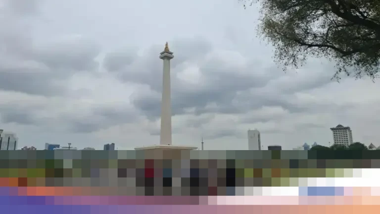 Monas Diserbu 130 Ribu Pengunjung Selama Akhir Pekan Libur Natal 2025, Atraksi Tetap Meriah Meski Hujan