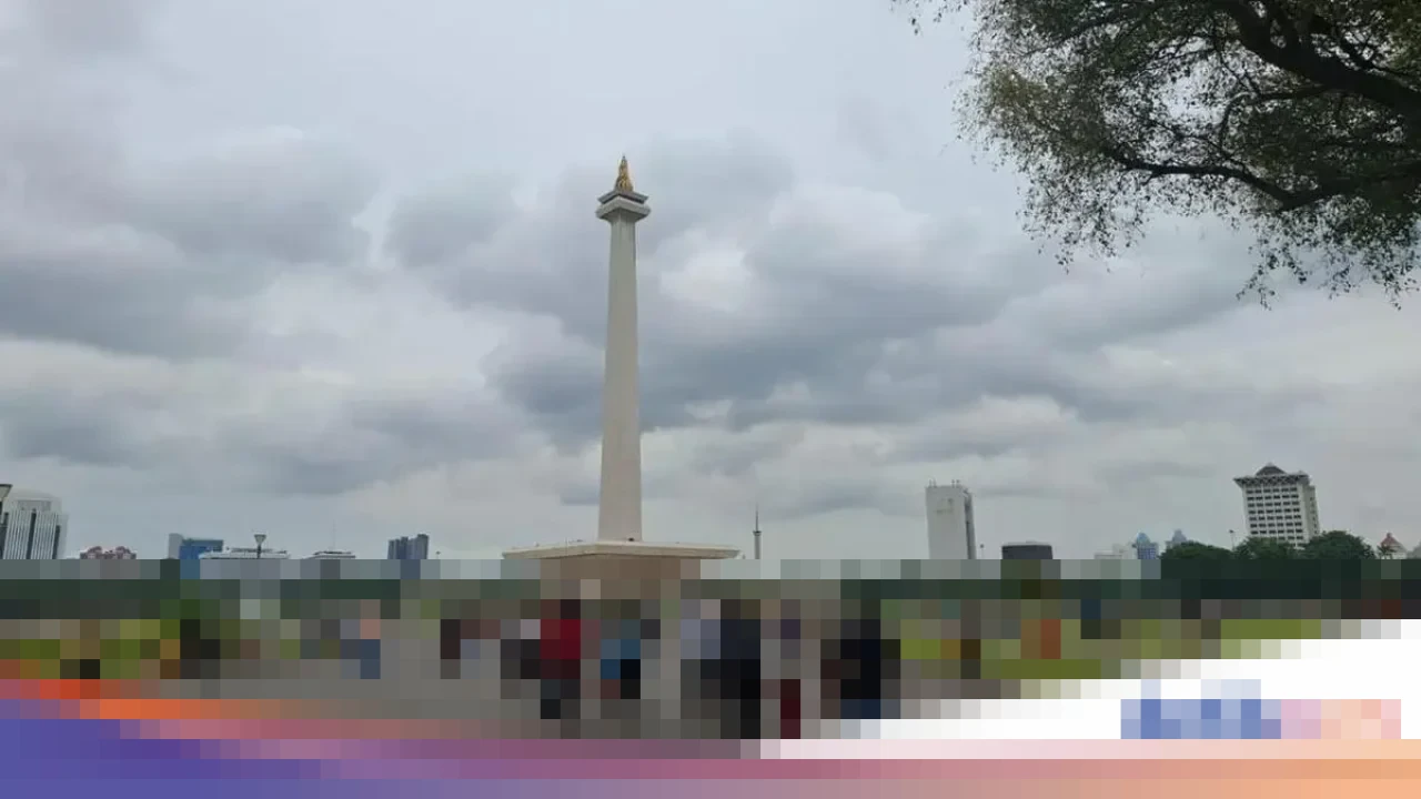 Monas Diserbu 130 Ribu Pengunjung Selama Akhir Pekan Libur Natal 2025, Atraksi Tetap Meriah Meski Hujan