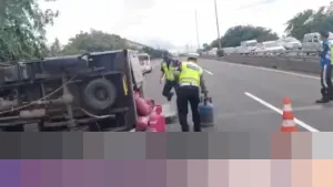 Muatan Berlebih Picu Pecah Ban, Truk Boks Pengangkut LPG Terguling di Tol Wiyoto Wiyono