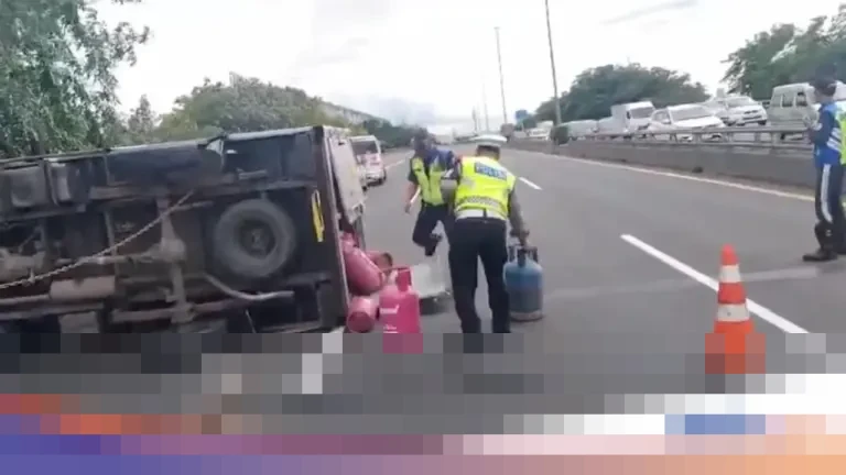 Muatan Berlebih Picu Pecah Ban, Truk Boks Pengangkut LPG Terguling di Tol Wiyoto Wiyono