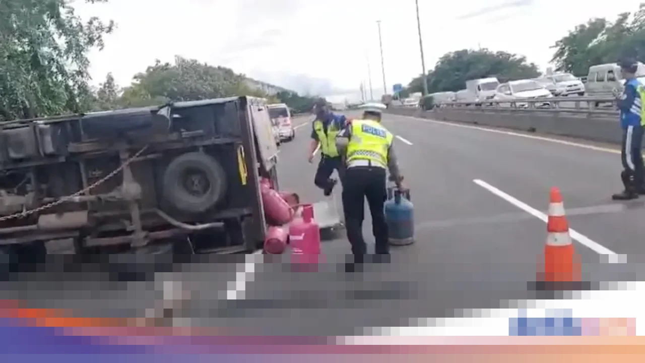 Muatan Berlebih Picu Pecah Ban, Truk Boks Pengangkut LPG Terguling di Tol Wiyoto Wiyono