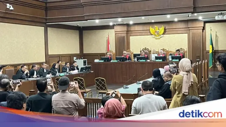 Nadiem Makarim Masih Sakit, Sidang Dakwaan Kembali Ditunda hingga Awal Januari 2026
