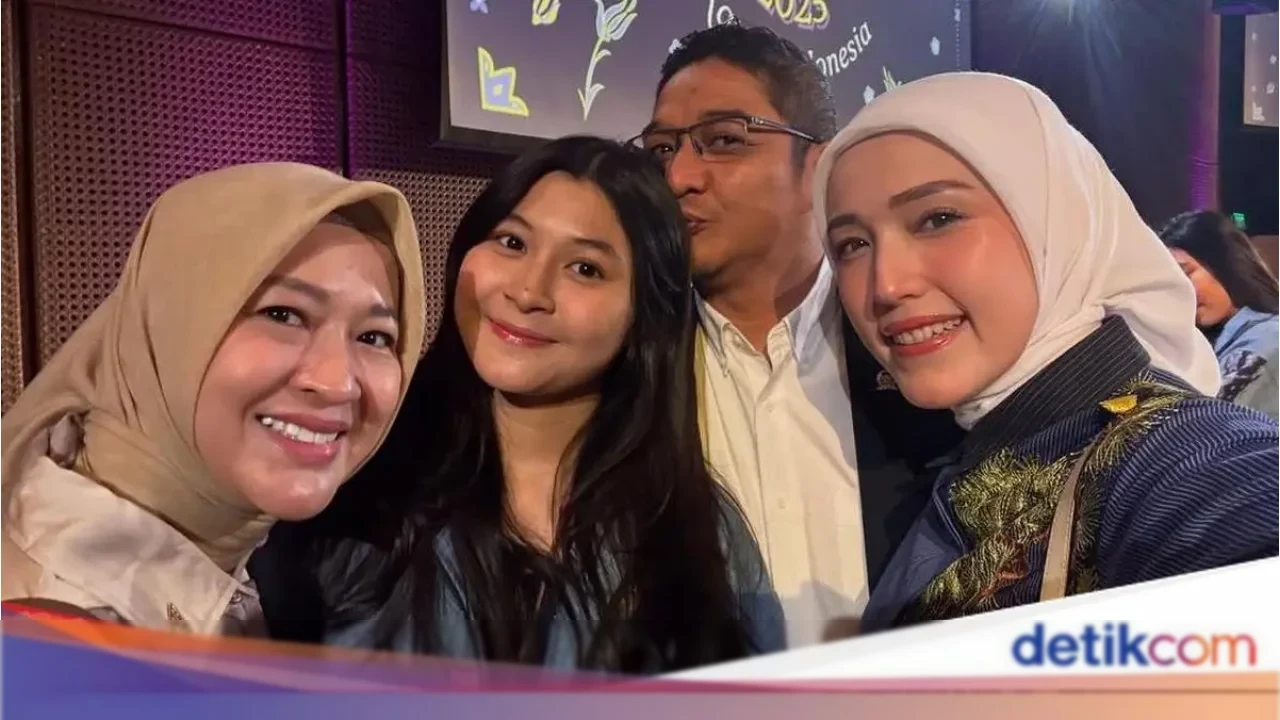 Okie Agustina Ungkap Perasaan Haru Melihat Nasha Anaya Berani Melangkah ke Panggung GADIS Sampul 2025 Setelah Sempat Insecure Okie Agustina Ungkap Perasaan Haru Melihat Nasha Anaya Berani Melangkah ke Panggung GADIS Sampul 2025 Setelah Sempat Insecure