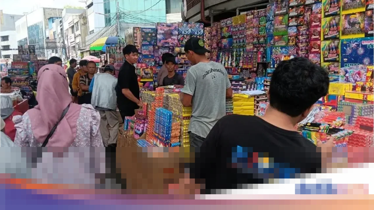 Omzet Pedagang Kembang Api dan Trompet di Pasar Asemka Merosot Tajam Jelang Tahun Baru 2026