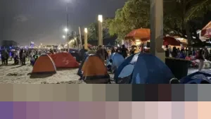 Pantai Ancol Dipadati Ribuan Warga yang Berkemah, Sambut Pergantian Tahun 2026 dengan Penuh Harapan