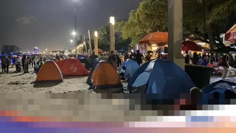Pantai Ancol Dipadati Ribuan Warga yang Berkemah, Sambut Pergantian Tahun 2026 dengan Penuh Harapan