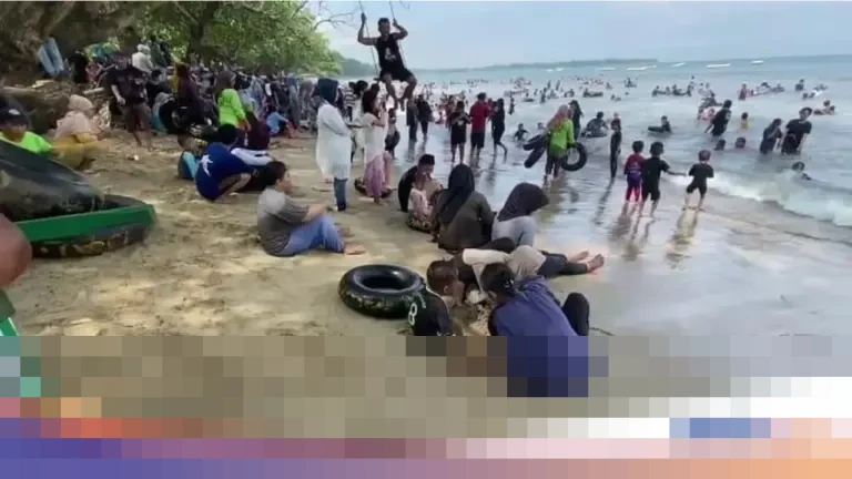 Pantai Carita Dipadati Wisatawan H+1 Natal, Pengelola Soroti Penurunan Kunjungan Akibat Cuaca Ekstrem