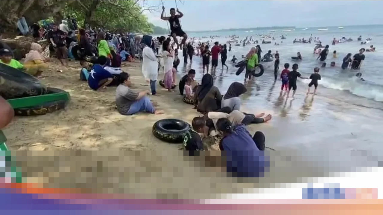 Pantai Carita Dipadati Wisatawan H+1 Natal, Pengelola Soroti Penurunan Kunjungan Akibat Cuaca Ekstrem