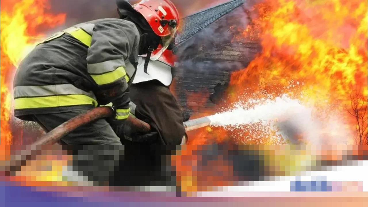 Papan Billboard di Gedung Sarinah Terbakar Hebat, Petugas Damkar Berhasil Padamkan Api dalam 30 Menit