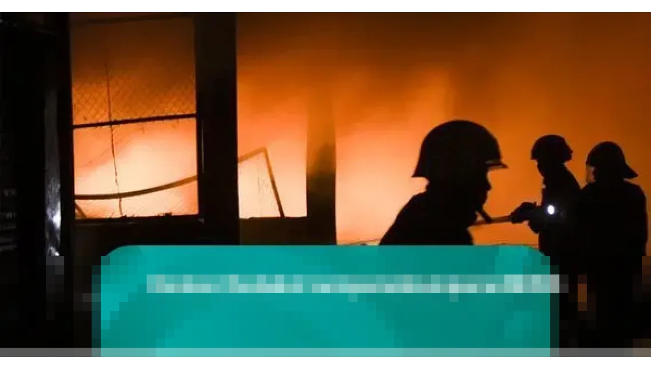 Papan Reklame di Gedung Sarinah Terbakar Minggu Malam, 15 Unit Damkar Dikerahkan Papan Reklame di Gedung Sarinah Terbakar Minggu Malam, 15 Unit Damkar Dikerahkan