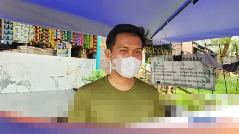 Pedagang Bunga Ciputat Keluhkan Tumpukan Sampah Tak Terangkut, Lalat Serbu Dagangan