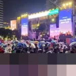 Pedagang Jas Hujan di Sarinah Banjir Rezeki Saat Hujan Deras Guyur Jakarta di Malam Tahun Baru