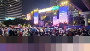 Pedagang Jas Hujan di Sarinah Banjir Rezeki Saat Hujan Deras Guyur Jakarta di Malam Tahun Baru