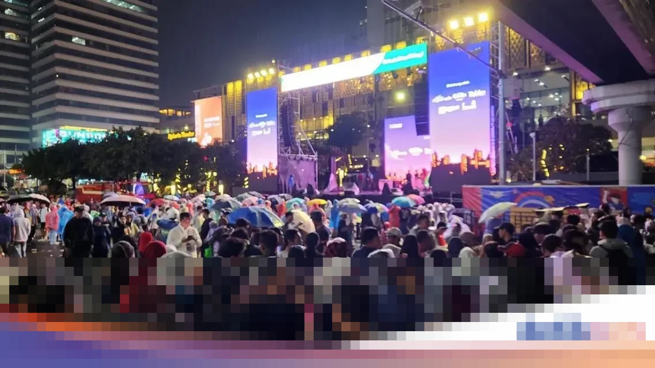 Pedagang Jas Hujan di Sarinah Banjir Rezeki Saat Hujan Deras Guyur Jakarta di Malam Tahun Baru Pedagang Jas Hujan di Sarinah Banjir Rezeki Saat Hujan Deras Guyur Jakarta di Malam Tahun Baru
