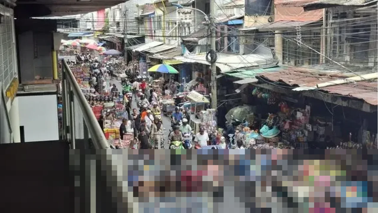 Pedagang Pasar Asemka: “Makin Siang, Makin Ramai Pembeli Kembang Api Jelang Tahun Baru 2026”