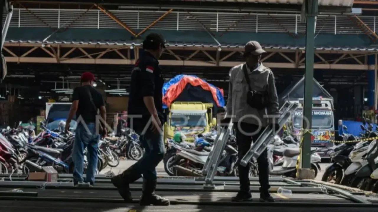 Pedagang Pasar Induk Kramat Jati Masih Bertahan di Lokasi Kebakaran, Bantah Klaim Pemprov DKI