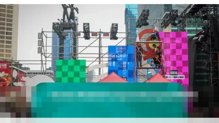 Pekerja Mulai Bangun Panggung Utama Perayaan Tahun Baru 2026 di Bundaran HI Jakarta